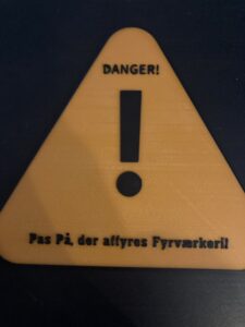 Jeg har lavet det her 3d print. fordi at det ville være sjovt. at se på ligesom det der skilt. hvor der står pas på der løber nisser her. jeg fik inspiration fra den og så derfor lavedet jeg den her.