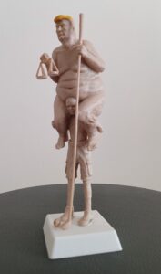Trump figuren THE ORANGE PLAGUE (printet på en Bambu Lab P1S) Er designet af kunsteneren : Jens Galschiøt – Og må frit kopieres Med den tidligere figur: Survival of the Fattest sætter kunstneren fokus på den ulige fordeling af verdens ressourcer.