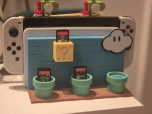 Mit andet 3d print. Ungerne elsker Nintendo coveret. Jeg er pave stolt over det lykkedes til trods for designet ikke er mit. Selv fruen kan se det sjove i en 3d printer. Der er en ny hobby under opbygning. Ungerne, fruen og mig selv har masse af ideer og ønsker. Jeg kan slet ikke følge med.