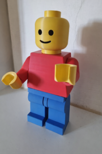 Jeg har lavet en 40 cm høj figur inspireret af den klassiske LEGO-figur. Den er 3D-printet og har et enkelt design med de velkendte farver og former.