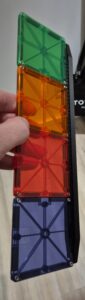 Jeg har tegnet/printet sådan nogle skinne her så min søn kan lave broer og støre bygning med hans Magna-Tiles . Er også ved at tegne dem til 2 og 3 stk Magna-Tiles i mellem skinnerne.