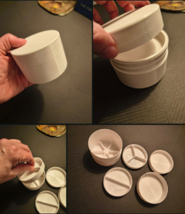 En rejse smykke æske i flere lag, med forskellige størrelse rum til øreringe, ringe, halskæde, armbånd osv. Alt stacker nede i æsken og låget kan skrues på.