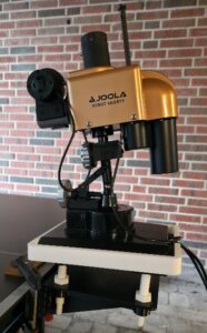 Platform til bordtennis robot. Lavet for at robotten kan udnyttes på alle niveauer og platformen kan både højde justeres og vinkler via 4 gevindstænger og en kugleforbindelse.
