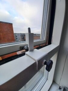 Beslag for vindue, så vinduet kan stå på "klem" Jeg laver hovedsagelig ting til hjemmet. Emner som ikke kan købes. Emnerne er designet i Autodesk FUSION 360