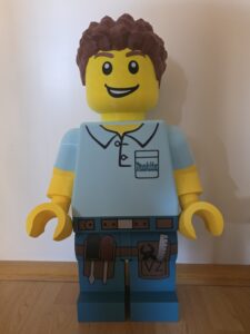 Det er en fødselsdagsgave til min lillebror, der fylder 30 år og altid har elsket lego, og stadig gør det den dag i dag. Derudover sværger han til værktøjsmærket makita. Han er uddannet tømrer og figuren er inspireret ud fra legos egen tømrer minifigur. Den er 68 cm høj. Figuren er i udgangspunktet en julemand fundet på makerworld og skaleret med 400%. Herefter har jeg skulle tilpasse et andet hovede og hår fra andre filer til figuren. Armene har jeg cuttet for at få t-shirtlooket. Detaljer på bluse og bukser har jeg selv designet i tinkercad. Værktøjsbæltet er printet flat, varmet op med en føntørre og formet efter benene. Herefter limet på.