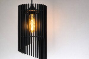 En skeletlampe 14 byggeplader. Den er ø 20 cm. Høj 40 cm og der er 36 lameller.
