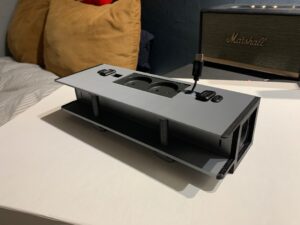 Dette var mit eksamensprojekt da jeg gik ud af HTX Dette projekt er udviklet som en 1:1 model af en intelligent og fleksibel ladeløsning, designet til brug i klasselokaler og møderum. Formålet er at samle alle strømbehov ét sted og gøre det nemt at tilgå – uden rod af kabler. Enheden indeholder 4 almindelige stikkontakter, 2 udtrækkelige USB-C kabler samt både USB-A og USB-C udgange, hvilket sikrer kompatibilitet med alt fra laptops til smartphones. Designet er kompakt, robust og nemt at integrere direkte på borde. Alt mekanisk og strukturelt er 3D-printet, hvilket har gjort det muligt at skræddersy både funktionalitet og form præcist til behovet. Projektet viser, hvordan 3D-print kan bruges til at udvikle realistiske, funktionelle prototyper med fokus på både brugervenlighed og produktion.