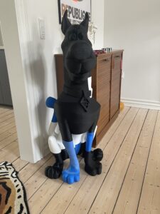 Scooby doo figur .. 115 cm høj, og 29 stykker, der er brugt 6.5 kilo plastik. Jeg er ikke helt færdig med den endnu, den skal slibes og males.
