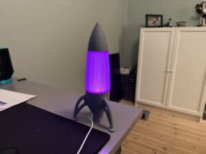 Jeg har designet en raketlampe til brug sammen Bambu labs LED kit 001. Raketten består af fire dele, bund, midt, top og diffuser. Diffuseren ligger direkte ovenpå LED lampen og kan justeres i tykkelse for at justere lysstyrken af lampen. Alle dele er designet helt fra bunden af mig. Jeg har tilføjet små detaljer som en lille dør og fordybninger der giver lidt brydninger i overfladen for at gøre den lidt lækrere i udtrykket