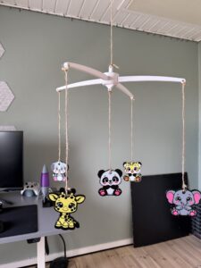 En baby uro med fem søde dyr. Alt er designet fra bunden. Dyrene er designet med hjælp fra genAI, selve kroppen til uroen er designet af mig i Solidworks og består af ganske få primær dele. Alle dele er designet så de printes i den retning der giver bedst styrke når det hele samles. Intet hardware nødvendigt udover et par stykker snor og en klat lim til at sikre kroppen af Uroen (det er dog ikke nødvendigt da den er designet til at tyngdekraften låser armene fast)