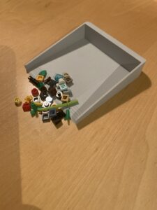 Jeg har lavet en scooper til LEGO klodser. Noget af det mest trælse ved LEGO er når det roder og man skal rydde det op. Dette print gør det en del nemmere at rydde op, når man nemt bare kan scoope det op.