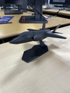 Nyopstartet 3d-printer. Dette print blev lavet for at mindes et længerevarende projekt.
