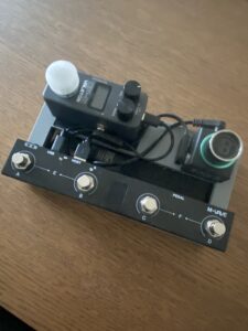 Et selv design, af et mini pedal-Pedalboard til guitarpedaler. Lavet så det passer til en Valeton GP-5, en mini-switcher og en tuner. Under bordet gemmer der sig en bowerbank til at strømføde det hele…