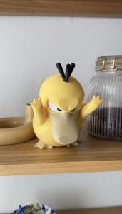 En sur psyduck der er sjov at stille op af glasruder