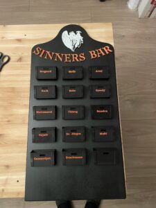 Som helt frisk nybegynder i 3D print var det her mit første projekt som selvfølgelig ikke sad i skabet hverken første, anden eller tredje gang. 🥴😂men det lykkedes nu ret godt til sidst. Min største udfordring var at lave det øverste logo da det er en kombination af pla og pteg, og der skulle 7 forsøg til før det lykkedes 😋brættet er designet som holder til ølkort som ikke kunne være andet end ølkasser naturligvis 😊 Efter den er kommet op har flere henvendt sig for at få lavet noget lignende, så jeg kunne godt bruge en ekstra printer 😎