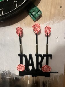 Bastian på 13 har udviklet en dartpil holder til farfar. Modellen kan holde pile, og der er opbevaring til ekstra pilespidser og styrefjer. På vegne af Bastian. Morten Korgaard Johansson