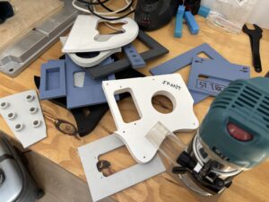 Jeg bruger min Creality Ender 3, til at printe fræse- og boreskabeloner, når jeg bygger guitarer. Printeren holdes sammen af printede reservedele og beslag fra Jem og Fix, fordi den er gået i stykker så mange gange. Selvom jeg er lykkedes med at reparere den hver gang (indtil videre), så er det lidt spændende om den når helt i mål, hver gang jeg starter den op.