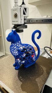 En smuk vildkat designet til at opsamle overskydende plastik under printing