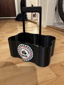 Det er en holder til 6 cykel dunke, så man kan have dem med i bilen ud til cykelløb. Holbæk Cykelsport logo er printet på siden af kassen. Printet på en Prusa XL 5 toolhead