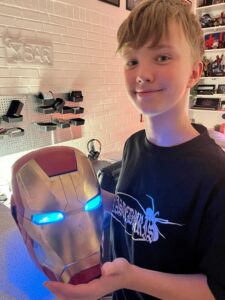 Hej jeg er Alexander på 12år. Jeg har printet en Ironmaske i PLA på min BambuLab P1S Combo. Delene er sat sammen med magneter, så fronten kan tages af og på. Og jeg har sat LED lys i øjnene.