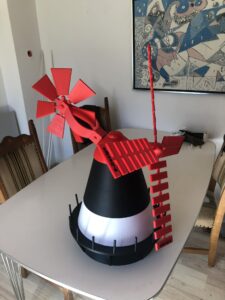 Tegnet og bygget en have mølle, der med tiden skal installeres med en motor, som kan opsamle strøm til et batteri. Møllen består af 35 dele, hvor bagvingen, frontvingen, samt mølle huset kan dreje rundt.
