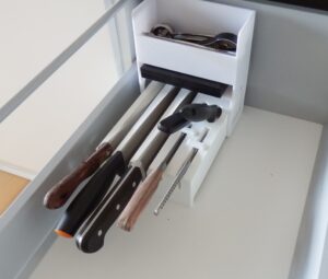 Knivblok med opbevaring - monteret i skuffe. Jeg laver hovedsagelig egen designede ting til hjemmet. Emner som ikke kan købes. Er printet på en Creality Ender-3 V2 Neo Materiale: PLA 3DE PREMIUM X-strong Emnerne er designet i Autodesk FUSION 360