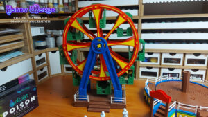 Hjemmedesignet pariserhjul med motor og indbygget lys til en slot car racerbane i skala 1:32. Modellen er printet i forskellige farver PLA på Ender 3 V3 KE maskiner og derefter samlet. Dette er stadig en prototype da der er lidt mangler og korrektioner som skal bringes i orden.