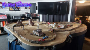 Scratch built slot car bane i skala 1:32 med hegn, lamper og bygninger 3d printet og malet. Modellerne er printet på 3 gode gamle Ender 3 Pro maskiner