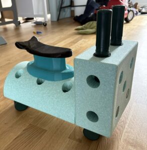 Dette er til min søns MODU tiny ride, så han fortsat kan bruge den, da han har fået for lange ben til den uden modellen. Designet af mig. Printet i PETG og TPU