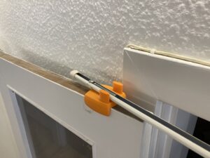 Jeg har en bøjle stang til at lufttørre mit vasketøj. Den lå løst over to døre og det var nemt at skubbe stangen af og vasketøjet med stang faldt på gulvet. Så printede jeg denne holder på min K1 og har ikke skulle samle vasketøj op siden ☺️