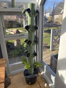 Jeg har bygget mit eget hydro tower til salat og krydderurter – 100% 3D-printet 🌱 Hele projektet er printet på min gamle trofaste Prusa MK3S+ – som ærligt talt kæmper lidt for livet efter mange timers print 😅 – i PETG, og har indtil videre brugt ca. 4 kg filament. Samlet pris ligger omkring 840 kr inkl. pumpe og slanger, så det er et ret budgetvenligt alternativ til færdige løsninger 💪 Det fede ved det her projekt er kombinationen af 3D print og noget, der faktisk giver værdi i hverdagen – frisk salat direkte fra stuen/udestuen året rundt. Jeg elsker at arbejde med funktionelle prints, hvor man både kan nørde design, flow og pasform – og samtidig ende med noget, man bruger hver dag. Der er stadig masser af ting, jeg vil optimere (bedre vandflow, flere moduler, måske automatisk styring), og det er præcis derfor jeg deltager – for at kunne udvikle projektet endnu videre 🚀
